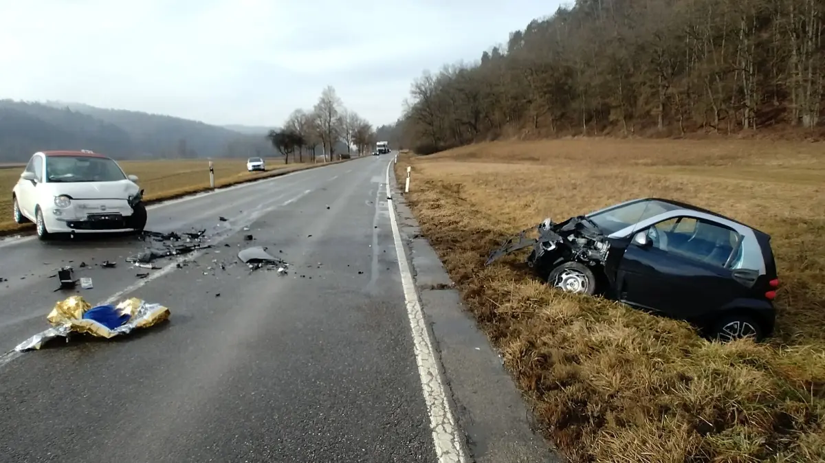 Zwei Kleinwagen kolliderten auf der Landstraße zwischen Hechingen und Stein fast frontal