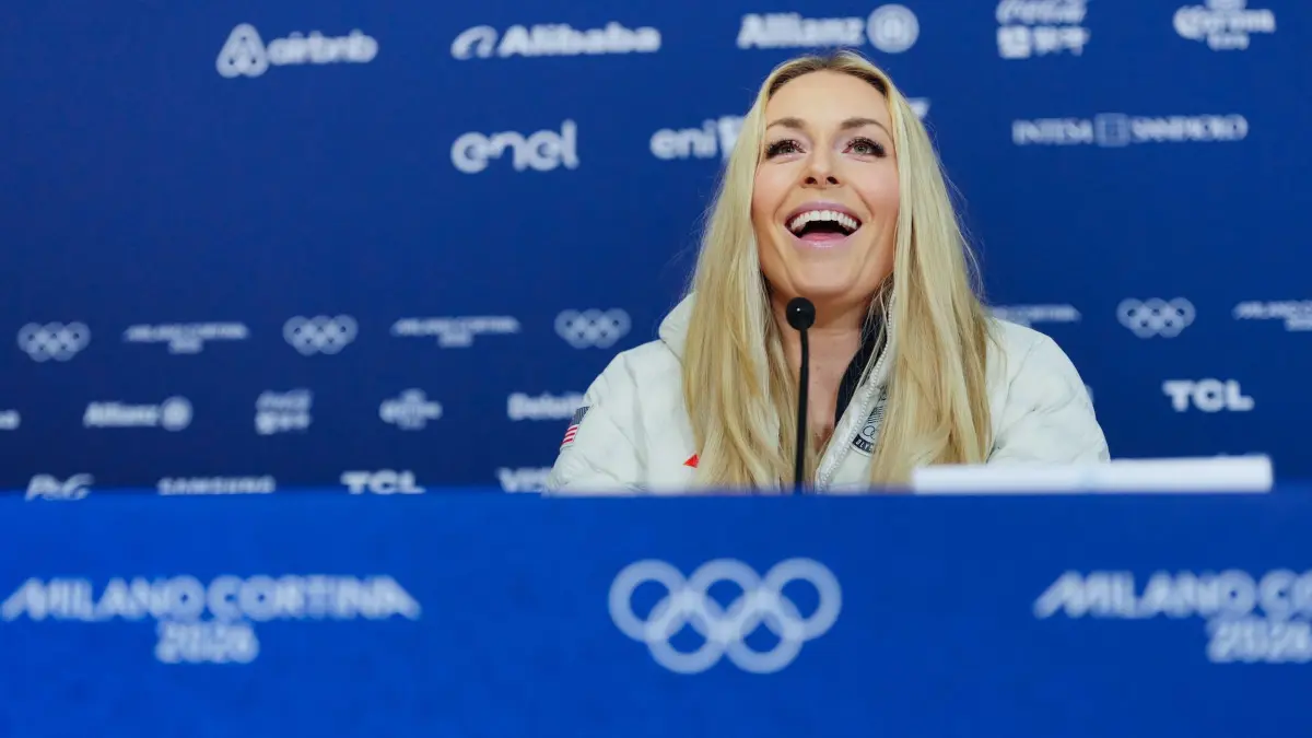 Olympische Winterspiele 2026: 03.02.2026, Italien, Cortina D'ampezzo: Olympia, Olympische Winterspiele Mailand Cortina 2026, Ski alpin in Cortina d'Ampezzo, Skirennläuferin Lindsey Vonn (USA) lacht auf einer Pressekonferenz. Foto: Michael Kappeler/dpa +++ dpa-Bildfunk +++