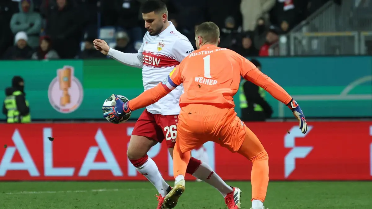 Holstein Kiel - VfB Stuttgart: 04.02.2026, Schleswig-Holstein, Kiel: Fußball: DFB-Pokal, Holstein Kiel - VfB Stuttgart, Viertelfinale, Holstein-Stadion, Deniz Undav (VfB Stuttgart) und Torwart Timon Weiner (r, Holstein Kiel) in Aktion. WICHTIGER HINWEIS: Gemäß den Vorgaben der DFL Deutsche Fußball Liga bzw. des DFB Deutscher Fußball-Bund ist es untersagt, in dem Stadion und/oder vom Spiel angefertigte Fotoaufnahmen in Form von Sequenzbildern und/oder videoähnlichen Fotostrecken zu verwerten bzw. verwerten zu lassen. Foto: Christian Charisius/dpa +++ dpa-Bildfunk +++