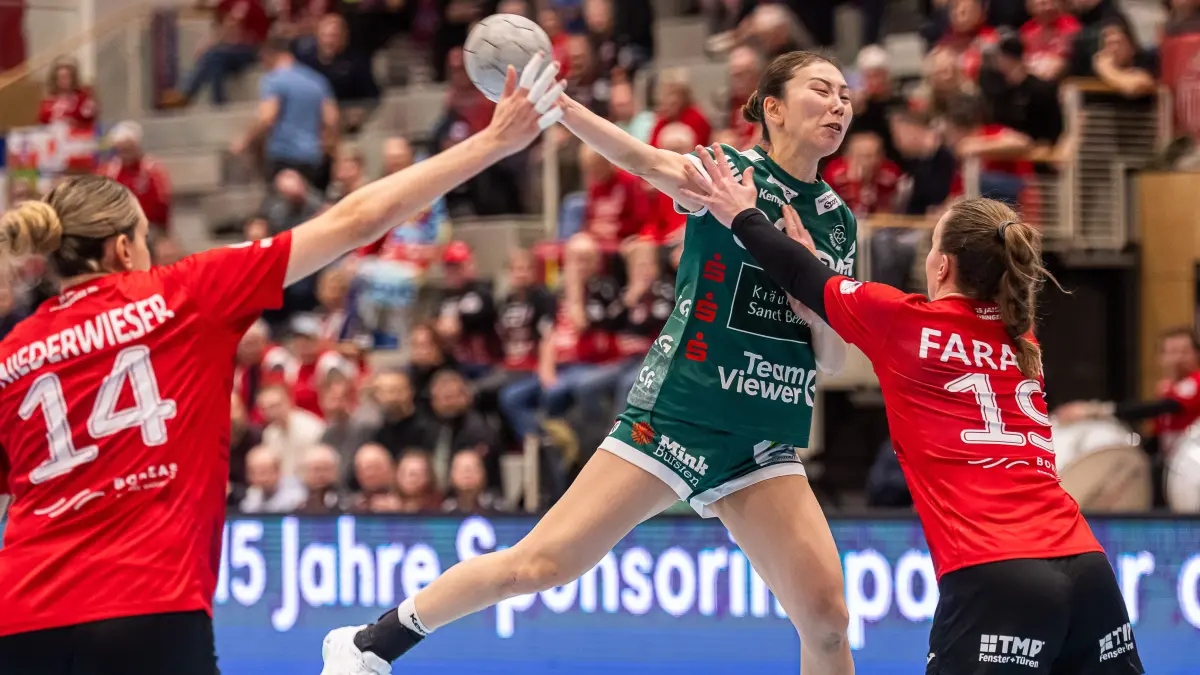 Thueringer HC vs. Frisch Auf Goeppingen, Handball, 1. Bundesliga, Spielzeit 2025/2026, 04.02.2026: Haruno Sasaki (Frisch Auf Frauen, #32) wird beim Wurf aus dem Rueckraum von Luca Farago (Thueringer HC, #19) bedraengt, Thueringer HC vs. Frisch Auf Goeppingen, Handball, 1. Bundesliga, Spielzeit 2025/2026, 04.02.2026
Foto: Eibner-Pressefoto/Michael Schmidt