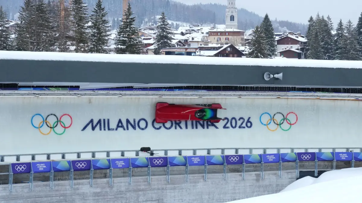 Olympische Winterspiele 2026: 04.02.2026, Italien, Cortina D'ampezzo: Olympia, Olympische Winterspiele Mailand Cortina 2026, Bob, Training, ein Bob fährt die Olympia-Bobbahn in Cortina herunter. Foto: Michael Kappeler/dpa +++ dpa-Bildfunk +++