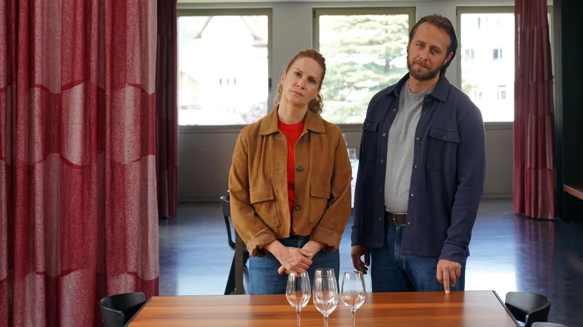 In „Der Bozen-Krimi – Rebenblut“ ermitteln „Capo“ Sonja Schwarz (Chiara Schoras) und ihr Kollege Jonas Kerschbaumer (Gabriel Raab) im 22. Fall der Reihe.