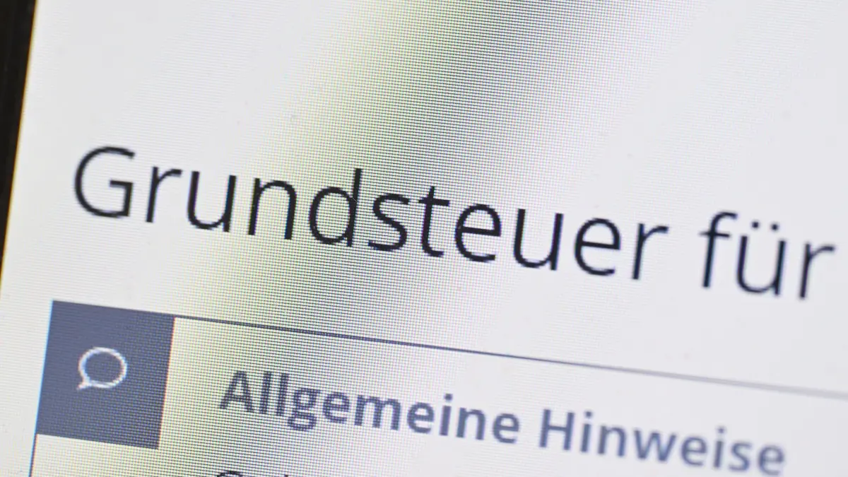 Das Wort Grundsteuer erscheint auf einem Computerbildschirm: ARCHIV - 13.09.2022, Baden-Württemberg, Stuttgart: Kämpfen Sie bei Ihrer vermieteten Immobilie mit Leerstand, Mietnomadentum oder Zahlungsunfähigkeiten? Dann kann Ihnen ein Teil der Grundsteuer erlassen werden. (zu dpa: «Vier Städte legen Berufung gegen Grundsteuer-Urteile ein») Foto: Bernd Weißbrod/dpa +++ dpa-Bildfunk +++