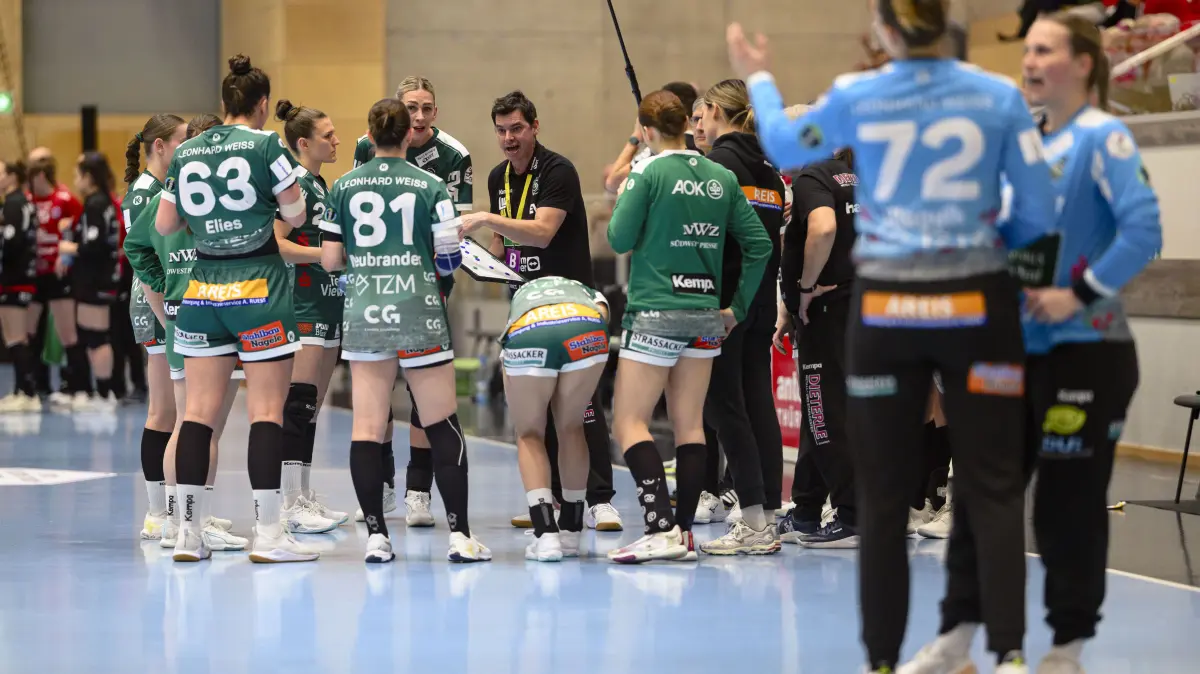 GER, Thueringer HC gegen FrischAuf Goeppingen, Handball, Alsco Handball Bundesliga Frauen, 16. Spieltag, Saison 2025/2026, 04.02.2026: Nico Kiener (FRISCH AUF Goeppingen, Trainer), Stephanie Elies (FRISCH AUF Goeppingen, #63), Lea Neubrander (FRISCH AUF Goeppingen, #81), Haruno Sasaki (FRISCH AUF Goeppingen, #32), Luisa Schulze (FRISCH AUF Goeppingen, #33) in der Unterbrechung.
GER, Thueringer HC gegen FrischAuf Goeppingen, Handball, Alsco Handball Bundesliga Frauen, 16. Spieltag, Saison 2025/2026, 04.02.2026
Foto: Eibner-Pressefoto/Martin Herbst
