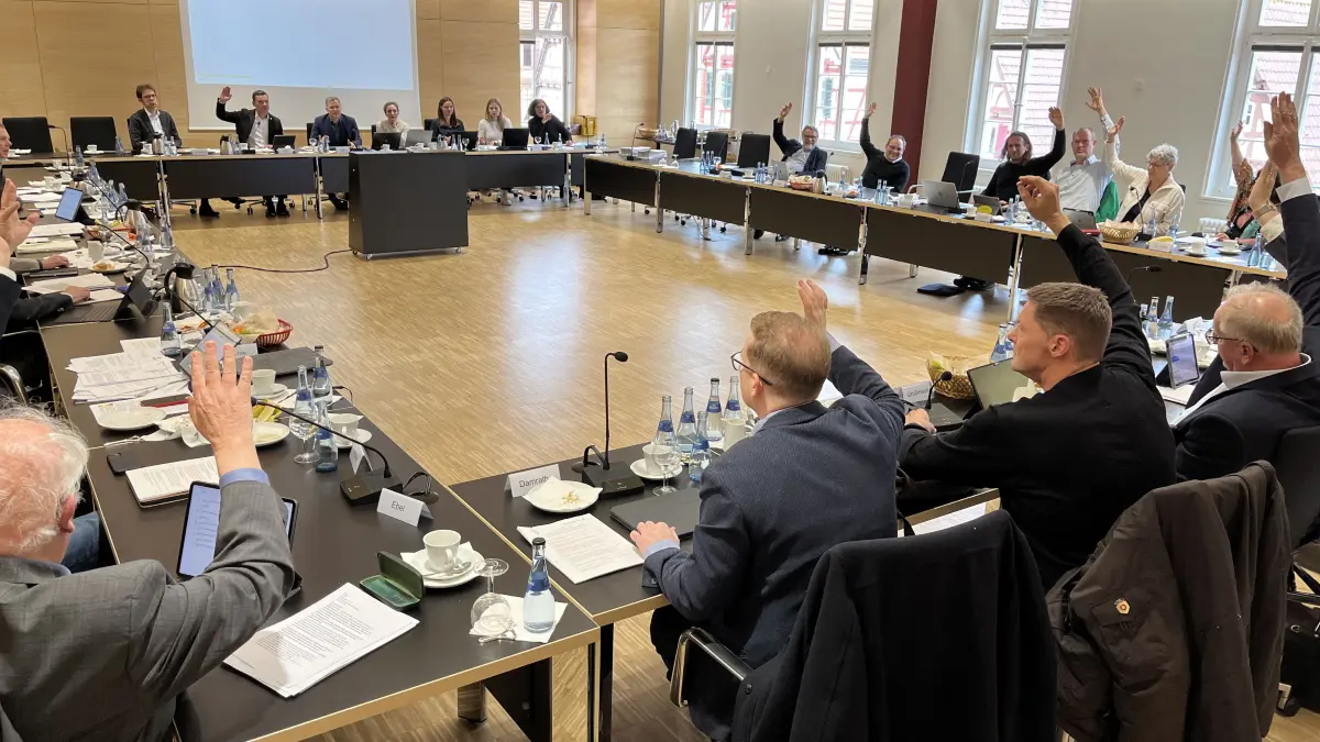 Der Planungsausschuss des Regionalverbands – Ex-OB Peter Rosenberger und Christina Nuss – stimmt über mögliche Windkraftstandorte in seinem Gebiet ab.