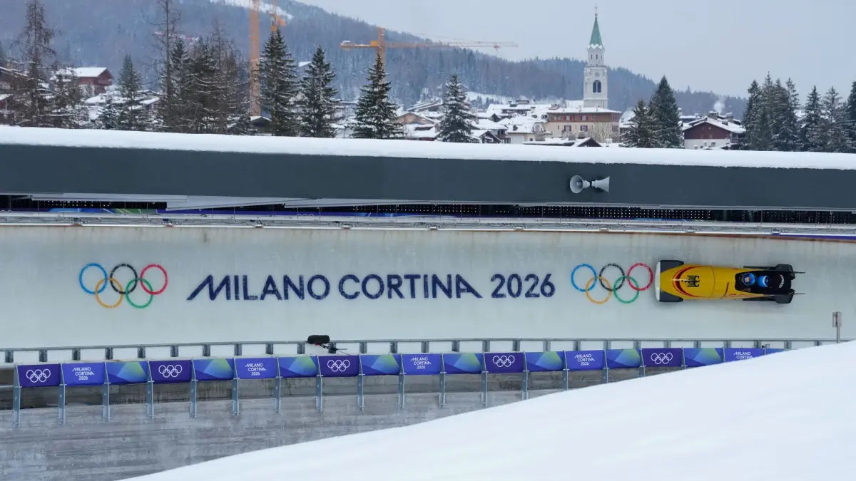 Olympische Winterspiele 2026: 04.02.2026, Italien, Cortina D'ampezzo: Olympia, Olympische Winterspiele Mailand Cortina 2026, Bob, Frauen, Training im Sliding Cente, Laura Nolte (Deutschland) ist auf der Bobbahn unterwegs. Foto: Michael Kappeler/dpa +++ dpa-Bildfunk +++