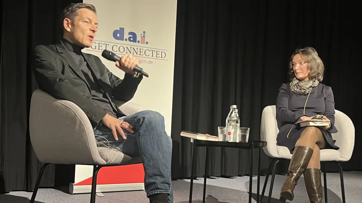 Links Holger Stark, Investigativjournalist und stellvertretender Chefrerdakteur der ZEIT, rechts Amerikanistin Astrid Franke.