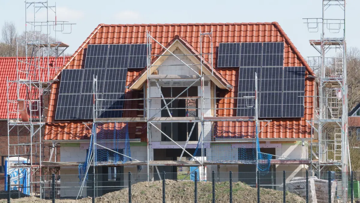 Neubau von Einfamilienhäusern: ARCHIV - 11.04.2022, Niedersachsen, Sehnde: Einfamilienhäuser mit Photovoltaikanlagen werden in der Region Hannover gebaut. (zu dpa: «Wie der Bund die Förderung beim Wohnungsbau erleichtern will») Foto: Mia Bucher/dpa +++ dpa-Bildfunk +++