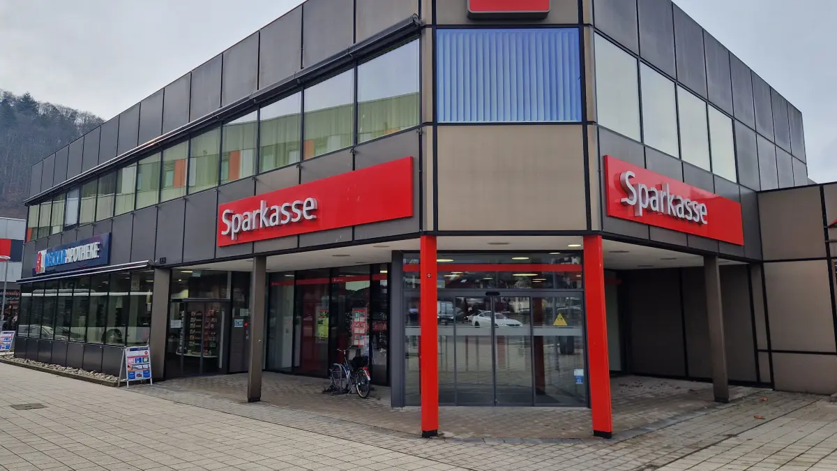 Wenn’s um Geld geht … Sparkasse? Beim Schließfach geht es eher um das eigene Risiko.