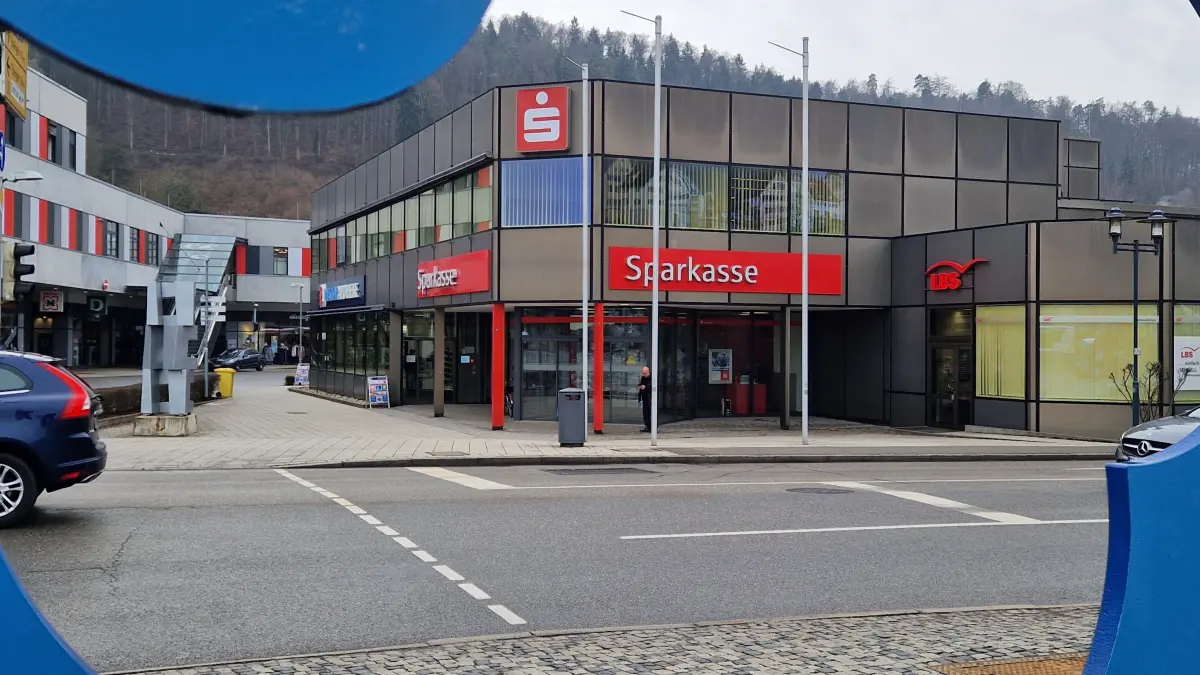 Sicherheit im Fokus: die Kreissparkasse Horb. Nach dem spektakulären Einbruch in Gelsenkirchen rücken die Sicherheitskonzepte regionaler Banken verstärkt in das öffentliche Interesse.