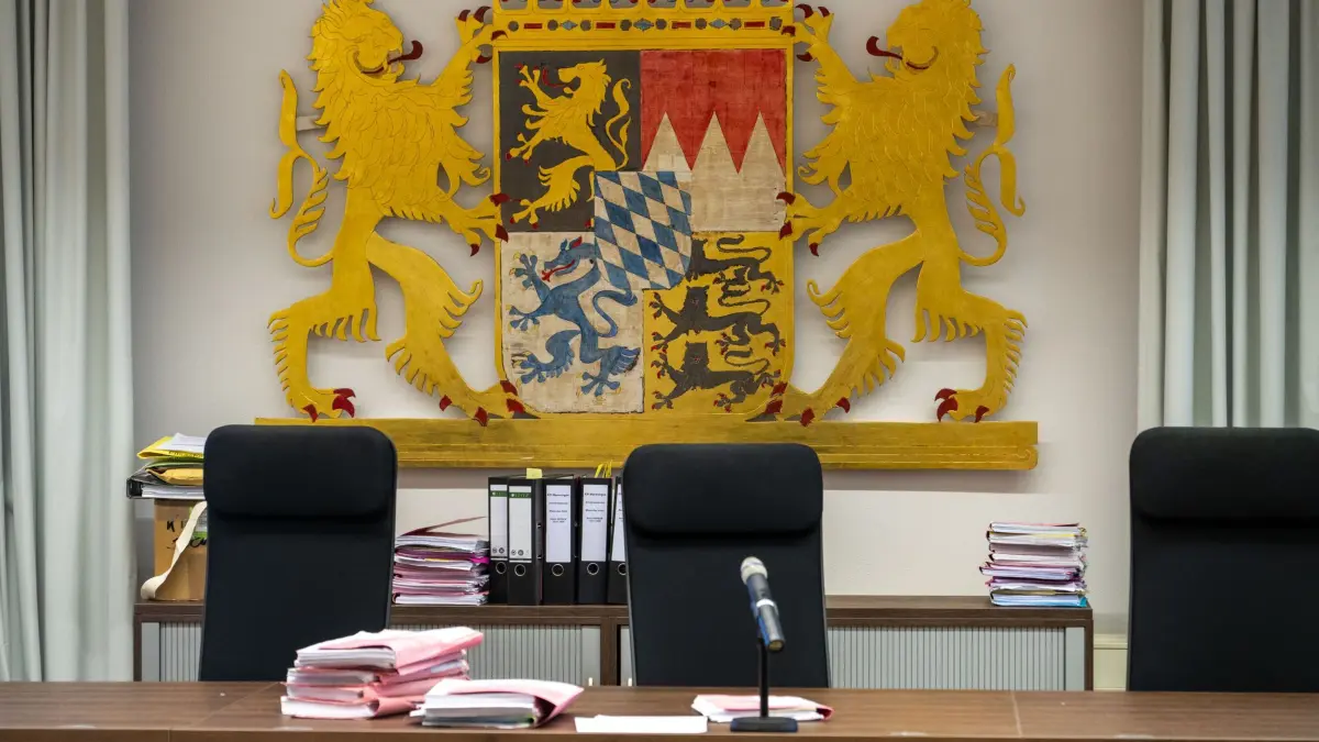 Landgericht Memmingen: ARCHIV - 06.10.2023, Bayern, Memmingen: Einer Frau wurde vorgeworfen, ihren Ehemann unter Schlafmittel gesetzt und anschließend die Wohnung angezündet zu haben. Der 38-Jährige starb. Die 34-Jährige musste sich vor dem Landgericht Memmingen verantworten. (zu dpa: «Mann betäubt und Brände gelegt - Mordurteil rechtskräftig») Foto: Stefan Puchner/dpa +++ dpa-Bildfunk +++