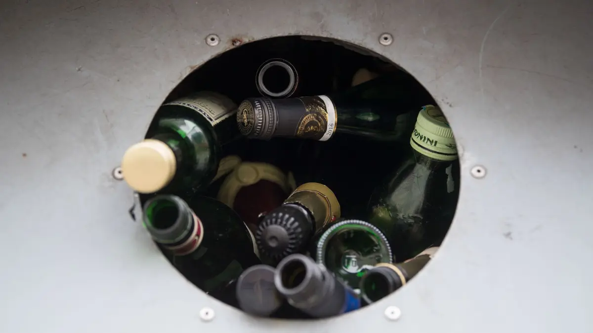 Altglas liegt in einem vollen Container