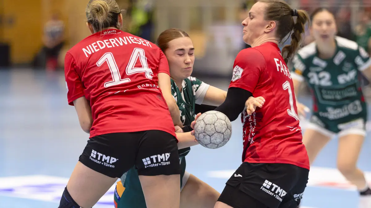GER, Thueringer HC gegen FrischAuf Goeppingen, Handball, Alsco Handball Bundesliga Frauen, 16. Spieltag, Saison 2025/2026, 04.02.2026: Aylin Bornhardt (FRISCH AUF Goeppingen, #13), Anika Niederwieser (Thueringer HC, #14), Luca Farago (Thueringer HC, #19)
GER, Thueringer HC gegen FrischAuf Goeppingen, Handball, Alsco Handball Bundesliga Frauen, 16. Spieltag, Saison 2025/2026, 04.02.2026
Foto: Eibner-Pressefoto/Martin Herbst
