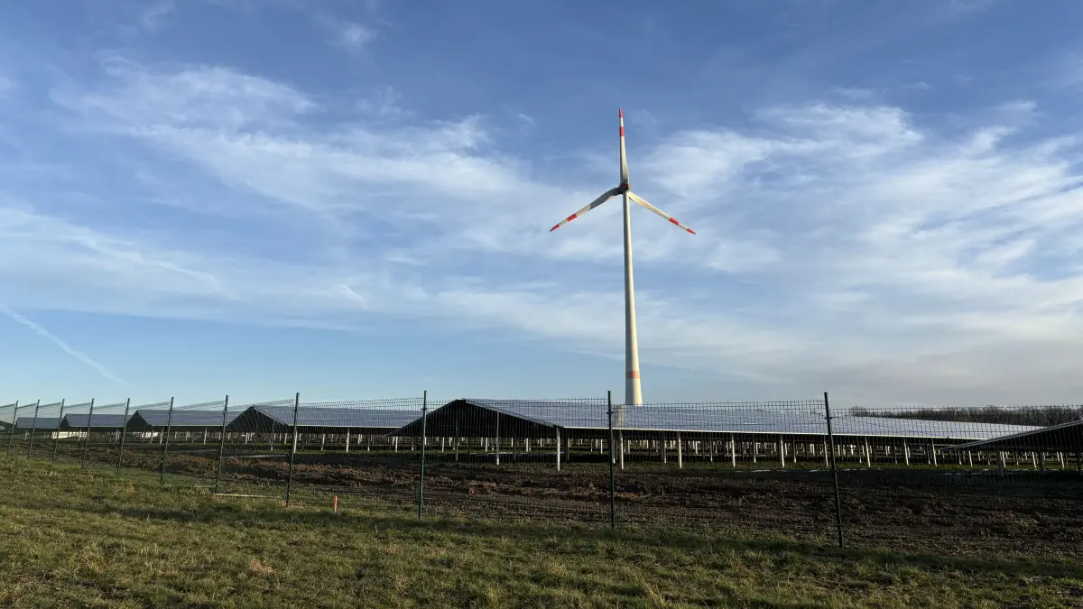 Die Windenergieanlage Orlach 6, die weiterhin in Teilbetrieb läuft, wird umrahmt von der neuen Freifotovoltaikanlage, die im Frühjahr/Sommer in Betrieb gehen soll.