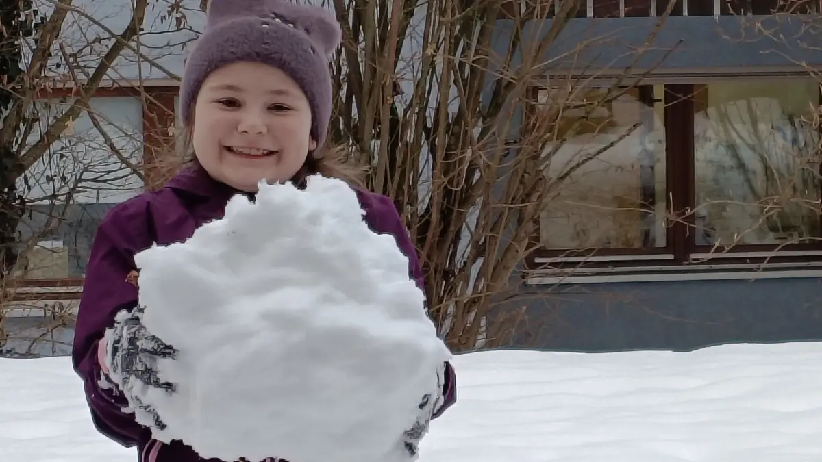 Das kostet Kraft: Marie Pietzka aus Westheim rollt den ersten Schneeball für ihren Schneemann.