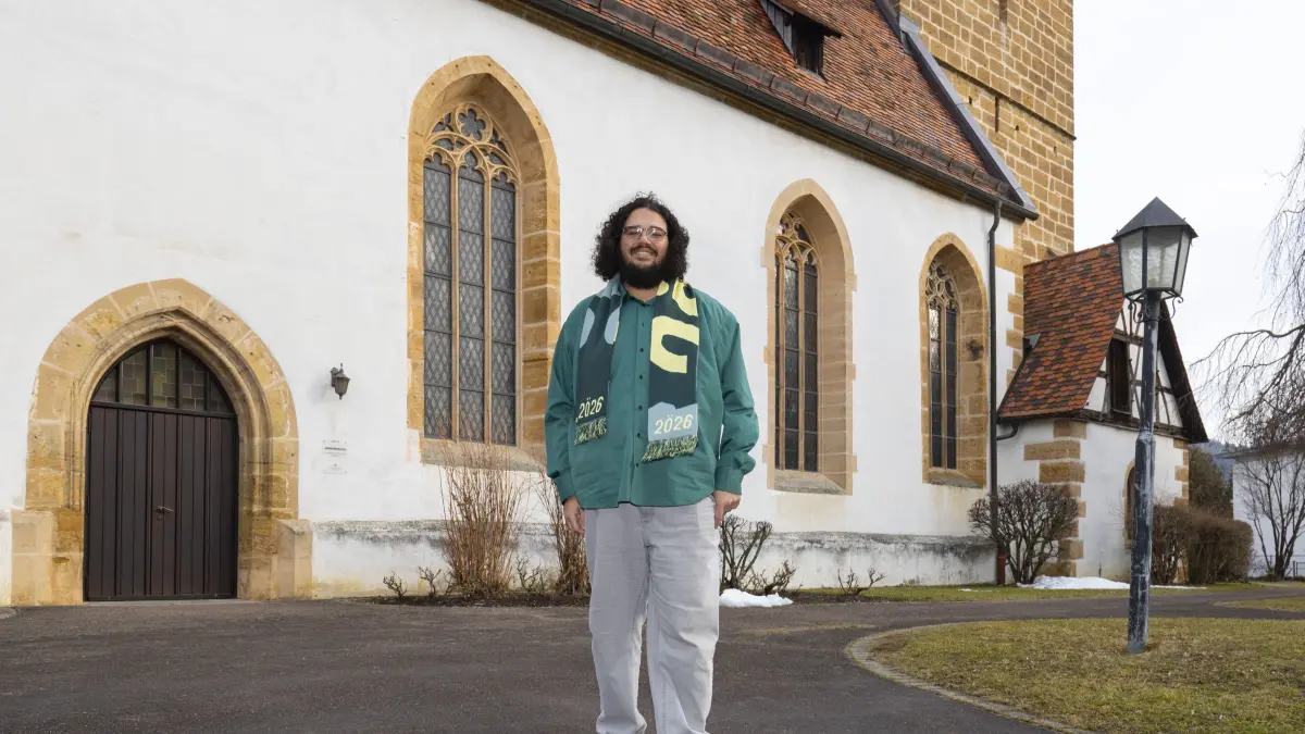 Landtagswahl BW 2026 - Wichtiger Ort - Kandidat Julian Beier, Grüne, vor der Johanneskirche Gingen