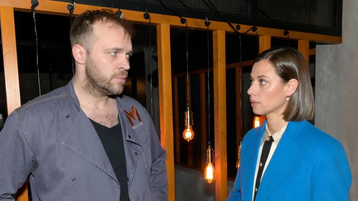 Erik (Patrick Heinrich) und Matilda (Anna-Katharina Fecher) führen eine heimliche Affäre.