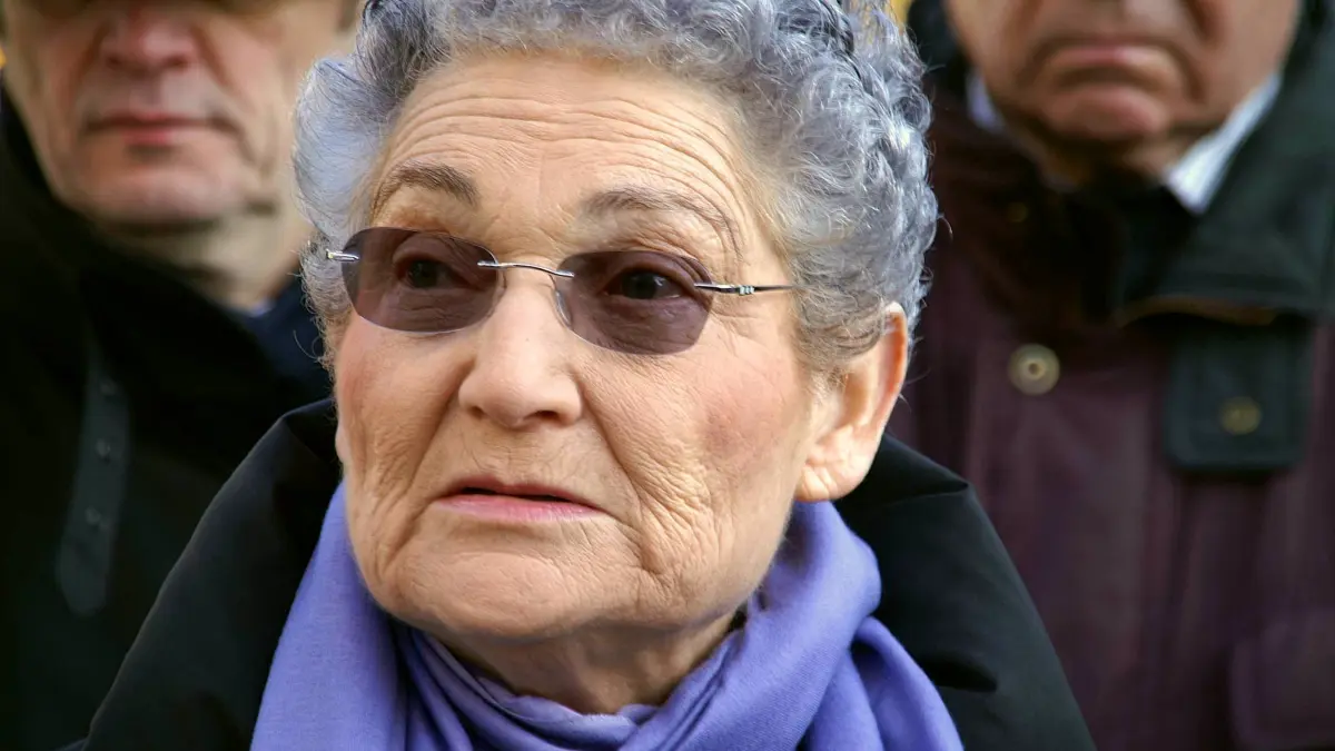 Ruth Adler im Jahr 2011 bei der Verlegung der Stolpersteine ihrer Großeltern in der Lutherstraße Göppingen. Die Künstlerin stellt ihre Werke im Februar in Paris aus.