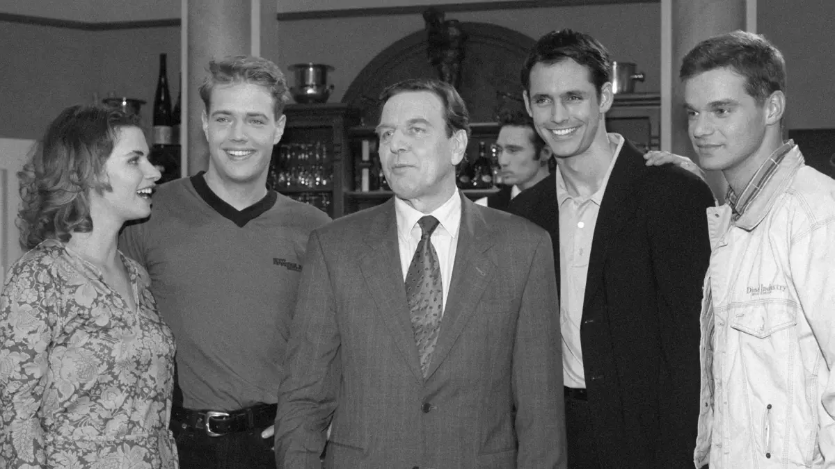 1998 spielte der spätere Bundeskanzler Gerhard Schröder eine Gastrolle bei GZSZ. Mit dabei waren unter anderem Jo Gerners Tochter Vanessa Moreno (Anne Brendler), der später verstorbene Charlie Fierek (Julian Scheunemann), Fabian Moreno (Ralf Benson) sowie Andy Lehmann (Raphael Schneider), der 2000 den Serientod bei GZSZ starb.
