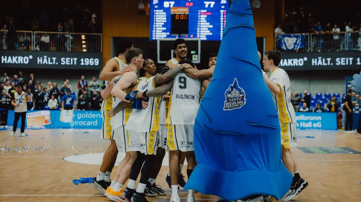 Im Jubiläumsspiel gegen Karlsruhe feierten dei HAKRO Merlins Crailsheim in ihren Retro-Trikots am vergangenen Wochenende ihren sechsten Sieg in Folge.