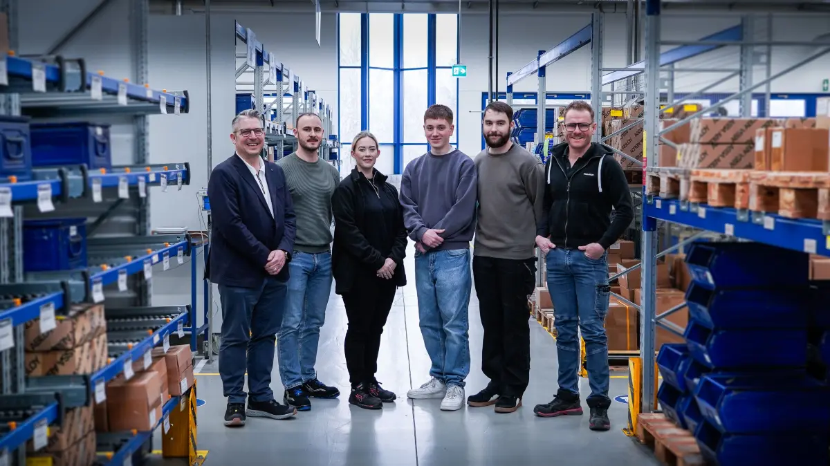 Drei Auszubildende und ein Kombi-Student freuen sich gemeinsam mit Werks- und Ausbildungsleitung über die Übernahme durch Assa Abloy (von links): Jochen Lohmüller (Werksleitung), Arthur Albert (Industriemechaniker),Tabea Kerbs (Industriemechanikerin), Tom Dombrowski (Industriekaufmann), Hannes Rath (Kombistudent Maschinenbau) und Axel Merz (Ausbildungsleiter).