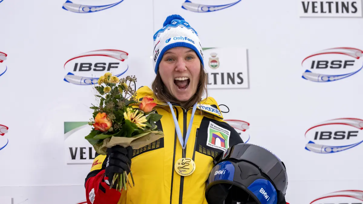 Bob: Weltcup, Monobob, Frauen, 2. Durchgang: Lisa Buckwitz aus Deutschland jubelt nach ihrem Sieg im Ziel.