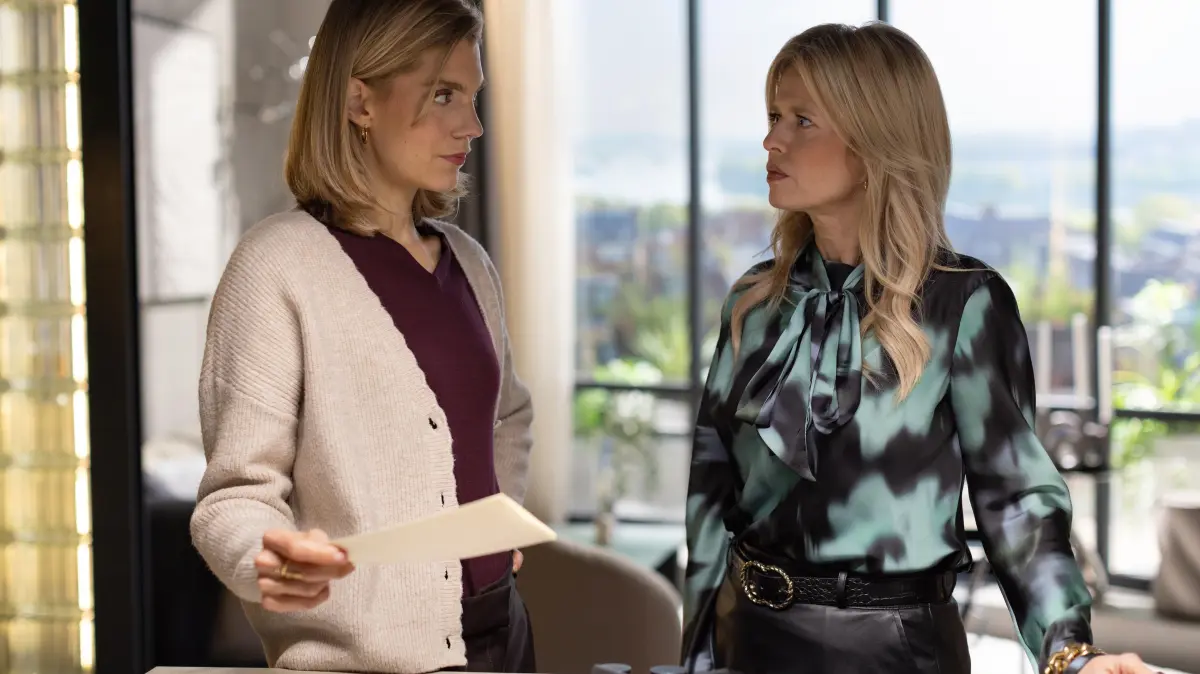 Stella (Bettine Langehein, l.) wird von Patrizia (Miriam Lahnstein) zur Rede gestellt: Glaubt sie wirklich, dass ihre eigene Mutter die Entführerin ist? (Bild aus Folge 7806)