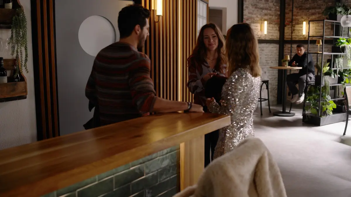 Matteo (Riccardo Angelini), Nathalies (Amrei Haardt, r.) und Emmas (Luisa Binger)