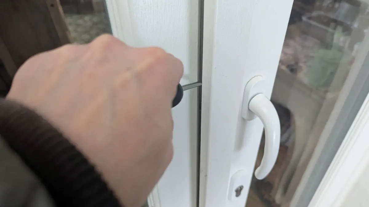 Einfach sicher Zuhause: Tipps fuer Einbruchschutz: Themenfoto Einbruch (Foto vom 03.02.2026). Fast 80.000 Wohnungseinbrueche gab es 2024 in Deutschland. Im dunklen Winter sind die Sorgen vor Einbrechern besonders gross. Wirkt ein Haus oder eine Wohnung verlassen, koennten Taeter eine guenstige Gelegenheit wittern. Denn die Kriminellen achten darauf, dass die Objekte leer stehen. Mit einfachen Massnahmen laesst sich die Sicherheit Zuhause erhoehen. (Siehe epd-Bericht und Video vom 05.02.2026)