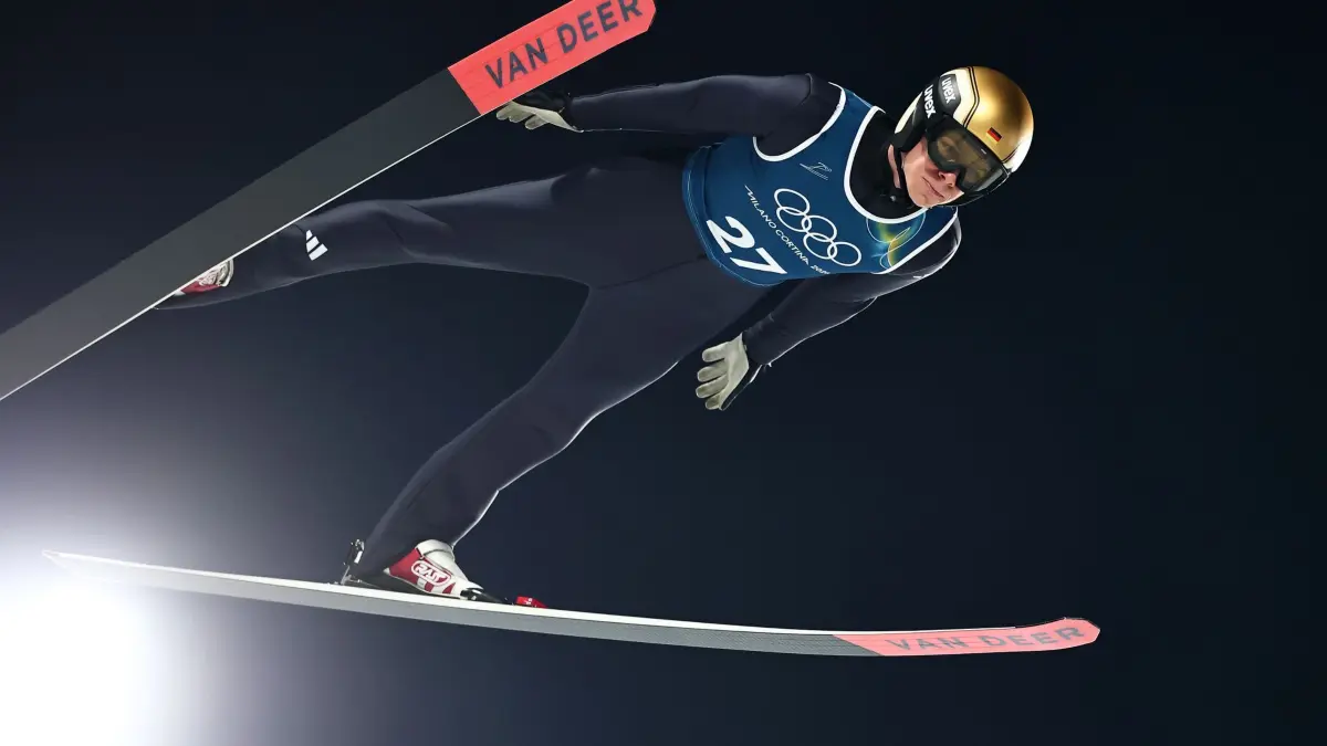 Olympische Winterspiele 2026: 05.02.2026, Italien, Predazzo: Olympia, Olympische Winterspiele Mailand Cortina 2026, Skispringen, Männer, Normalschanze, Training, Andreas Wellinger (Deutschland) in Aktion. Foto: Daniel Karmann/dpa +++ dpa-Bildfunk +++