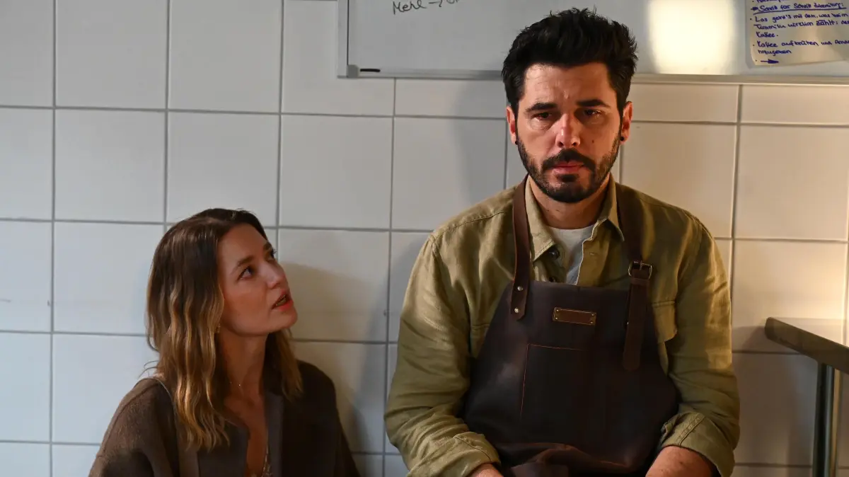 Nathalie (Amrei Haardt) und Matteo (Riccardo Angelini) nähern sich wieder an. Aber seine Vergangenheit übermannt ihn.