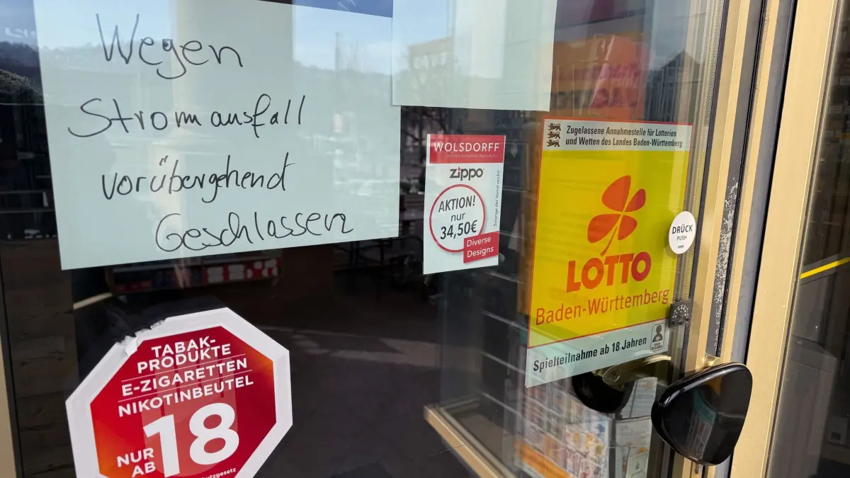 Stuttgart - Stromausfall: 05.02.2026, Baden-Württemberg, Stuttgart: Ein Schild mit der Aufschrift «Wegen Stromausfall vorübergehend geschlossen» hängt in einem Geschäft in der Stuttgarter Innenstadt. Im Stadtgebiet von Stuttgart gibt es einen größeren Stromausfall. Foto: Stefanie Järkel/dpa +++ dpa-Bildfunk +++