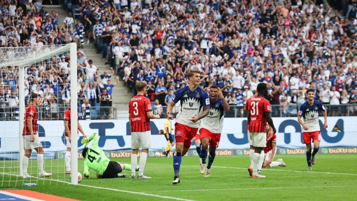 Hamburger SV - 1. FC Heidenheim: ARCHIV - 20.09.2025, Hamburg: Fußball: Bundesliga, Hamburger SV - 1. FC Heidenheim, 4. Spieltag, Volksparkstadion, Luka Vuskovic (Hamburger SV, M) jubelt nach seinem Treffer zum 1:0. Hinter ihm freut sich Ransford Königsdörffer (Hamburger SV). (zu dpa: «Winter-Neuzugänge sollen erneuertem HSV in Heidenheim helfen») Foto: Christian Charisius/dpa - WICHTIGER HINWEIS: Gemäß den Vorgaben der DFL Deutsche Fußball Liga bzw. des DFB Deutscher Fußball-Bund ist es untersagt, in dem Stadion und/oder vom Spiel angefertigte Fotoaufnahmen in Form von Sequenzbildern und/oder videoähnlichen Fotostrecken zu verwerten bzw. verwerten zu lassen. +++ dpa-Bildfunk +++