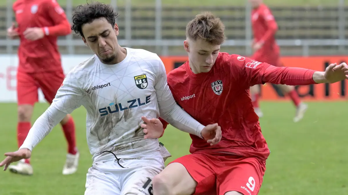Amnay Moutassime (TSG Balingen) Jannis Roehm (SSV Reutlingen)
SSV Reutlingen vs. TSG Balingen, Fusball, Oberliga BW, Saison 2024/2025, 07.12.2024
Foto: Eibner-Pressefoto/Jo Baur