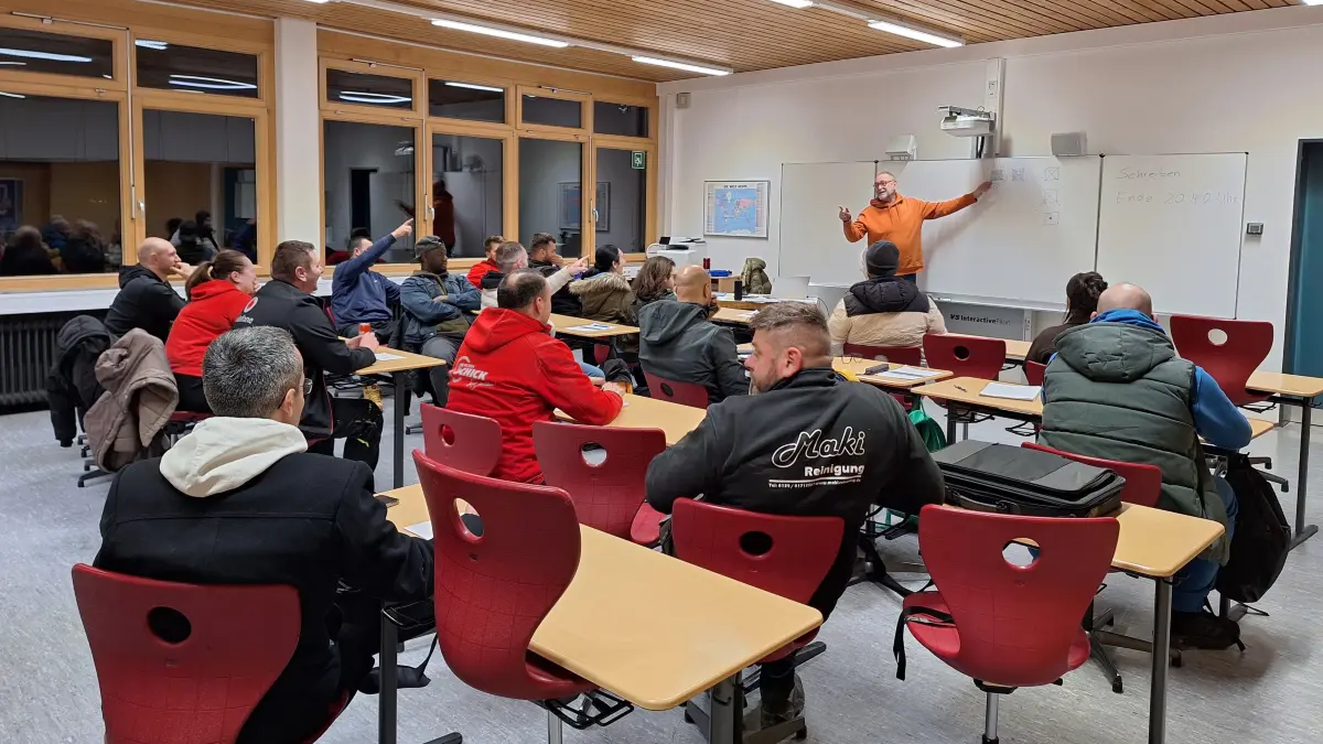 Deutsche Sprache, schwere Sprache: Egidius Fechter (an der Tafel) vermittelt sie zusammen mit Karlheinz Schweizer im Rahmen der Integrationskurse der Volkshochschule Balingen