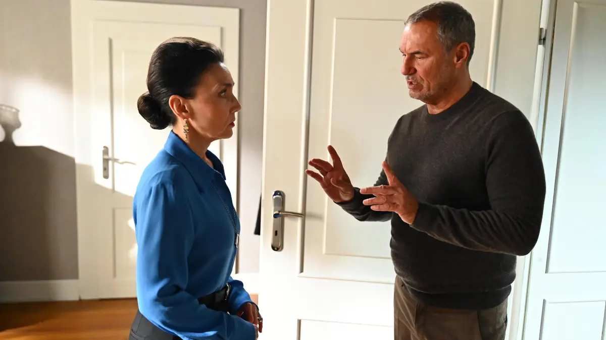 Simone (Tatjana Clasing) ist von Richards (Silvan-Pierre Leirich) Entschluss, ausziehen zu wollen, hart getroffen.