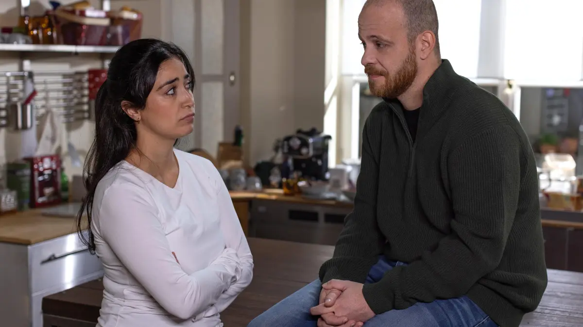 Tobias (Patrick Müller) und Esma (Özge Delioglan) sind ernüchtert, als ihre Gruppenkostümidee komplett nach hinten losgeht.
