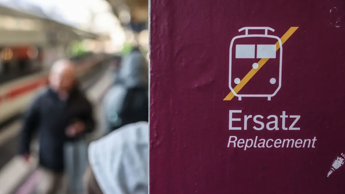Generalsanierung der Bahnstrecke Köln-Wuppertal-Hagen: PRODUKTION - 05.02.2026, Nordrhein-Westfalen, Wuppertal: Ein Schild mit dem Symbol für den Schienenersatzverkehr hängt an einer Säule im Hauptbahnhof Wuppertal. Die Generalsanierung der Bahnstrecke Köln-Wuppertal-Hagen beginnt am 06. Februar um 21:00 Uhr. (zu dpa: «Strecke Köln–Hagen dicht: ICE-Fahrten dauern deutlich länger») Foto: Oliver Berg/dpa +++ dpa-Bildfunk +++