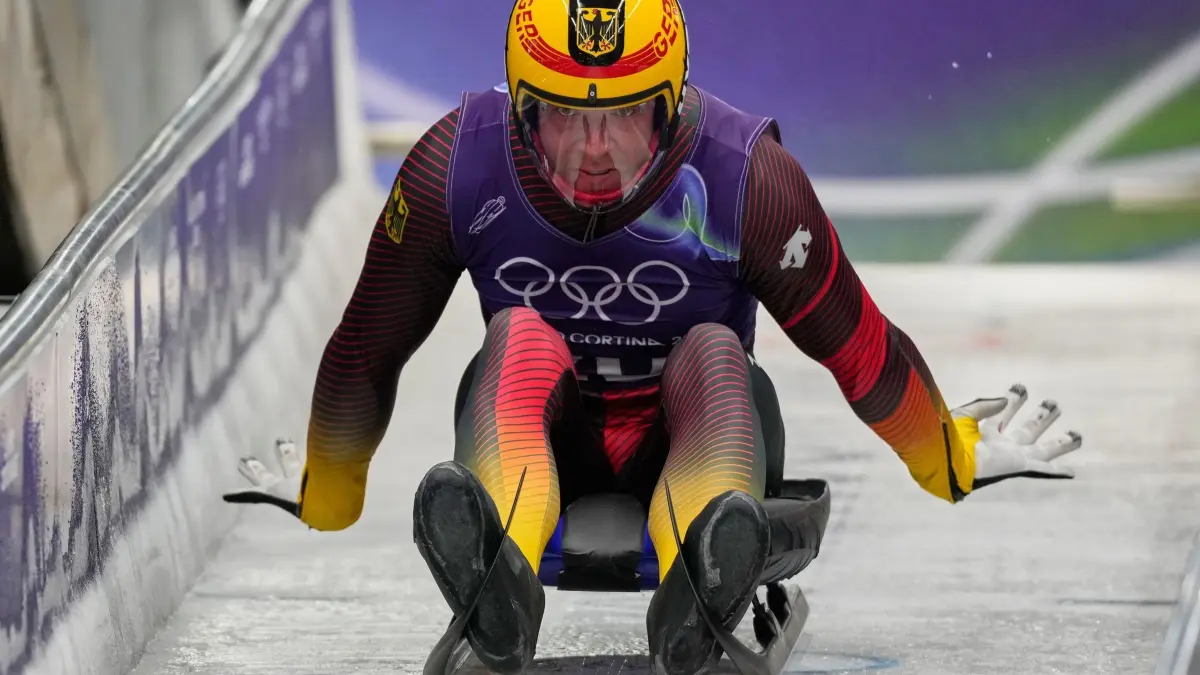 Olympische Winterspiele 2026: 06.02.2026, Italien, Cortina d'Ampezzo: Olympia, Olympische Winterspiele Mailand Cortina 2026, Rodeln, Training im Sliding Centre, Felix Loch (Deutschland) in Aktion beim Start. Foto: Aijaz Rahi/AP/dpa +++ dpa-Bildfunk +++
