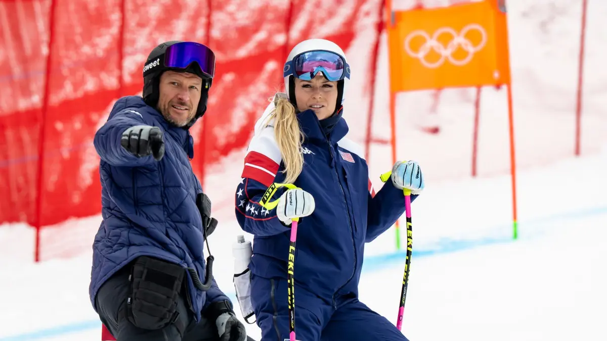Olympische Winterspiele 2026: 06.02.2026, Italien, Cortina d'Ampezzo: Olympia, Olympische Winterspiele Mailand Cortina 2026, Ski alpin, Frauen, Abfahrt, Training, Lindsey Vonn (r, USA) und ihr norwegischer Trainer Aksel Lund Svindal während der Inspektion vor dem offiziellen Abfahrts-Training der Frauen im alpinen Skizentrum Tofane. Foto: Jean-Christophe Bott/Keystone/dpa +++ dpa-Bildfunk +++