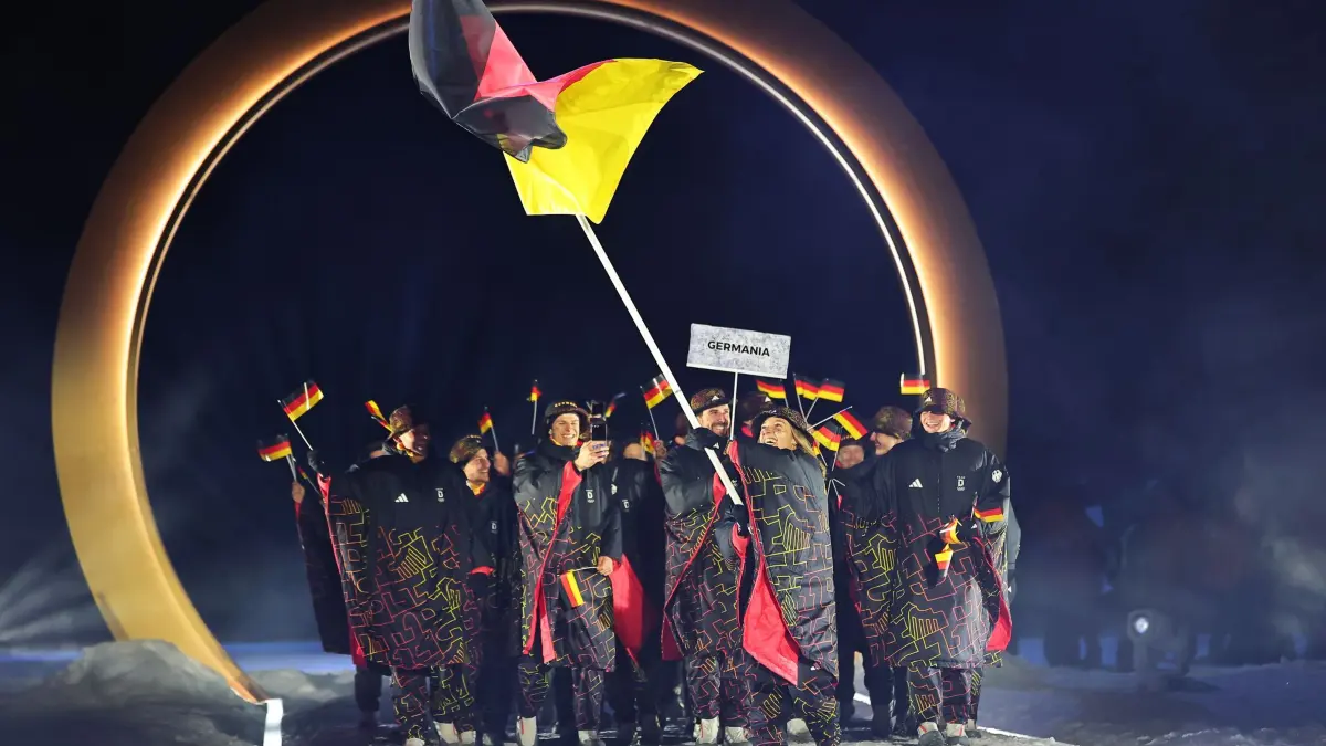 Olympische Winterspiele 2026: 06.02.2026, Italien, Predazzo: Olympia, Olympische Winterspiele Mailand Cortina 2026, Eröffnungsfeier in Predazzo, die Mannschaft aus Deutschland wird von Fahnenträgerin Katharina Schmid (Skispringen) angeführt. Foto: Daniel Karmann/dpa +++ dpa-Bildfunk +++