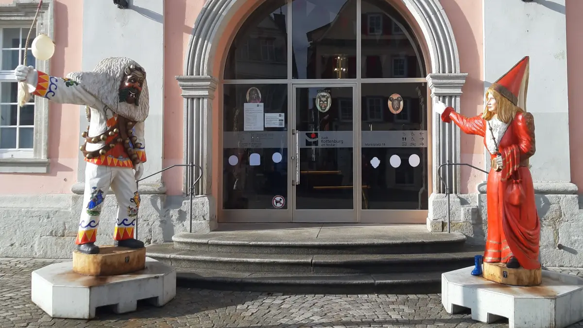 Narrenfiguren vor dem Rathaus Rottenburg
