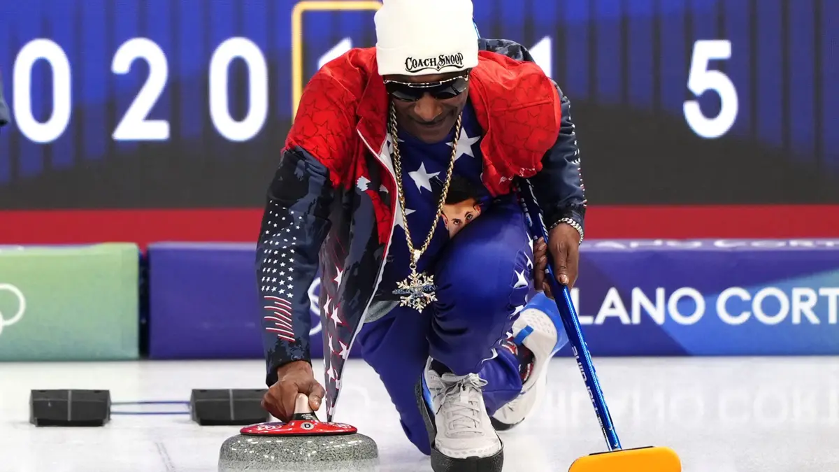 Olympische Winterspiele 2026: 06.02.2026, Italien, Cortina d'Ampezzo: Olympia, Olympische Winterspiele Mailand Cortina 2026, Curling, Mixed Vorrunde. Der US-amerikanische Rapper Snoop Dogg übt mit dem Curling-Team der USA. Foto: Andrew Milligan/PA Wire/dpa +++ dpa-Bildfunk +++