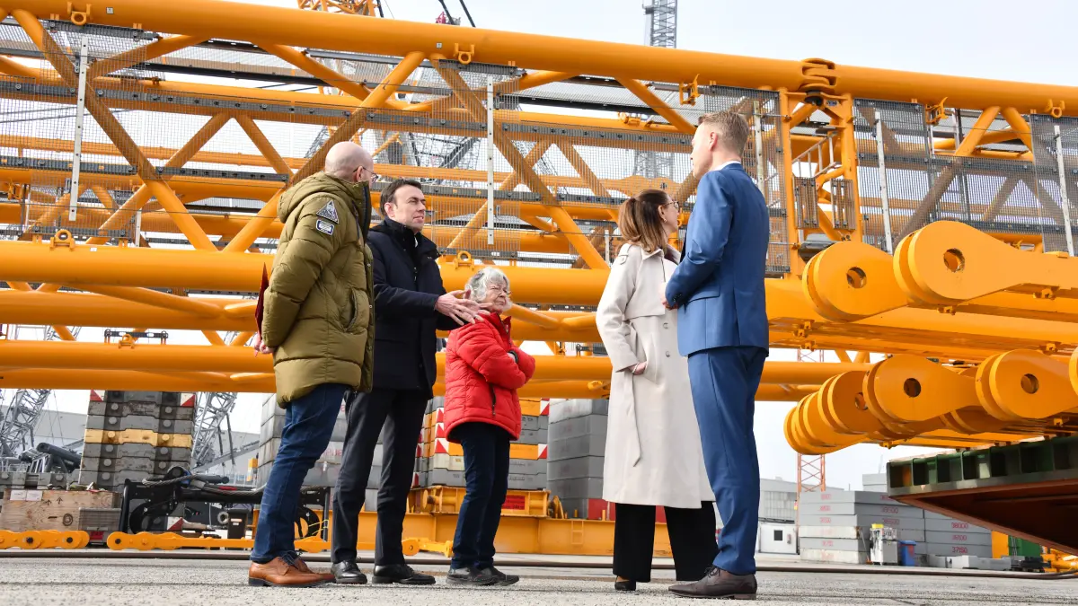 Staatssekretär Nils Schmid (SPD) hat am Freitag das Liebherr-Werk Ehingen besucht.