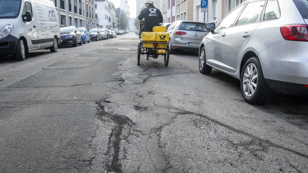 Schlechter Straßenzustand: Foto z.B. in der Ensingerstraße zwischen Karlsplatz und Wilhelmstraße