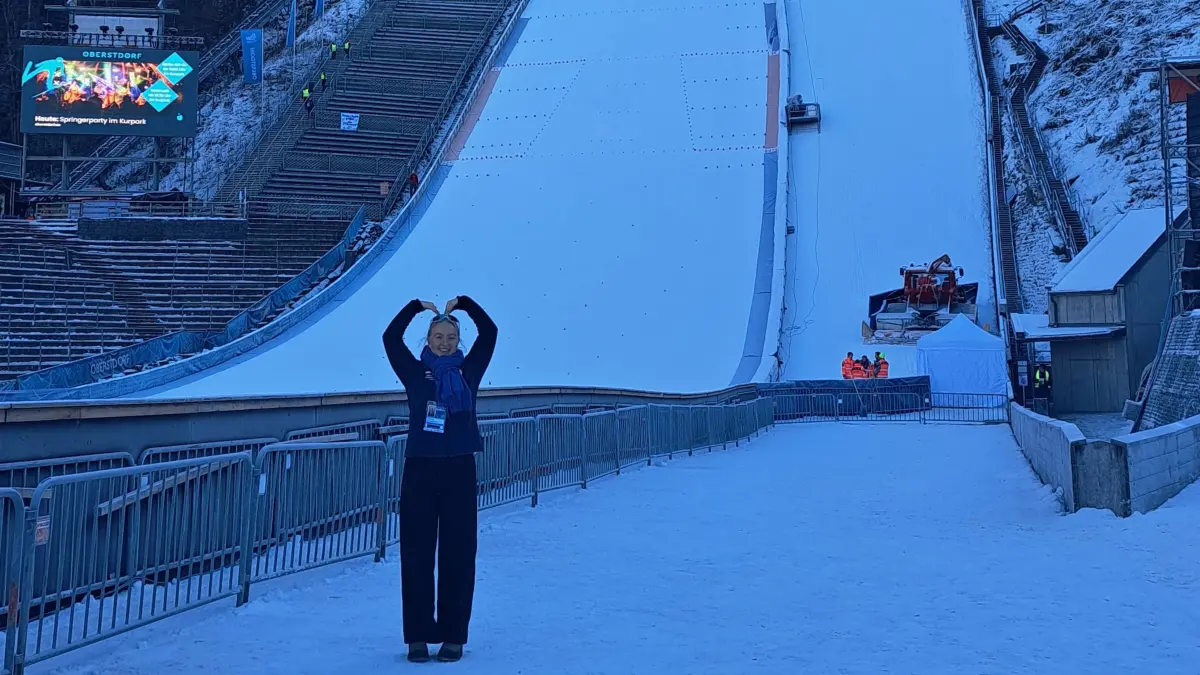 Anna Krauß aus Bühlerzell vor den Skiflugschanzen in der Oberstdorfer Orlen Arena, einem der modernsten Skisprungstadien der Welt.