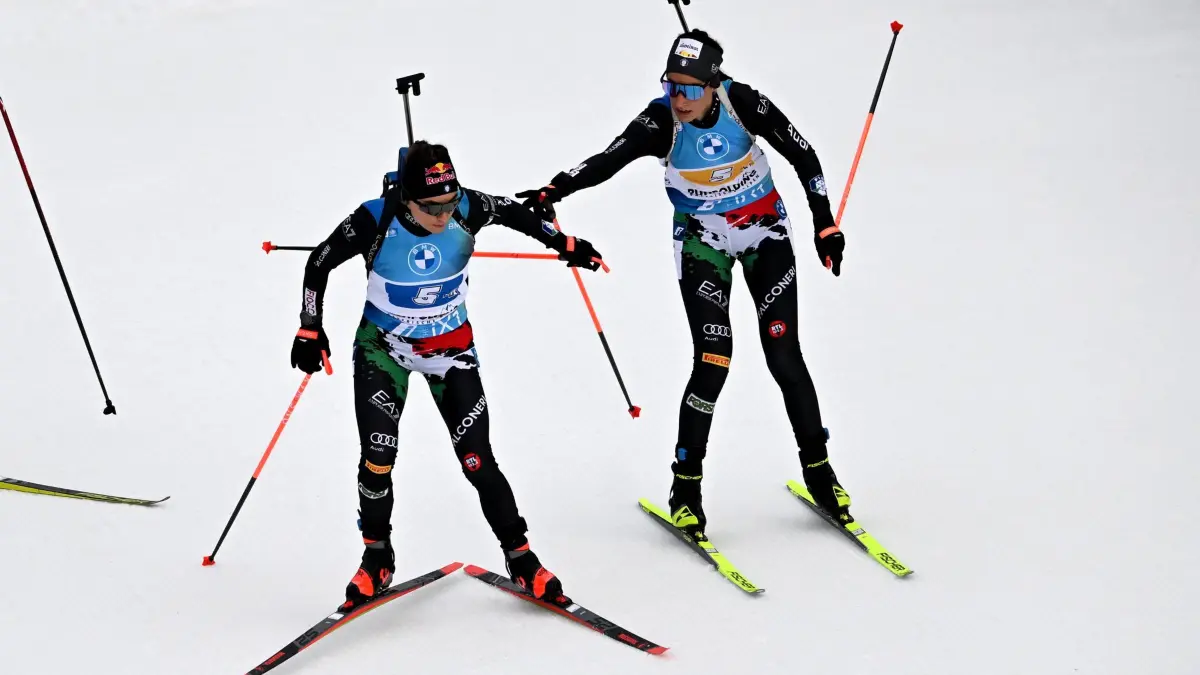 Rebecca Passler und Dorothea Wierer: ARCHIV - 14.01.2023, Bayern, Ruhpolding: Biathlon: Weltcup, Staffel 4 x 6 km, Damen: Rebecca Passler aus Italien wechselt auf Dorothea Wierer (l) aus Italien. Nach ihrem positiven Dopingtest glaubt das italienische Biathlon-Team an die Unschuld von Rebecca Passler. (zu dpa: «Nach Doping-Wirbel: Italiens Biathlon-Team hält zu Passler») Foto: Sven Hoppe/dpa +++ dpa-Bildfunk +++