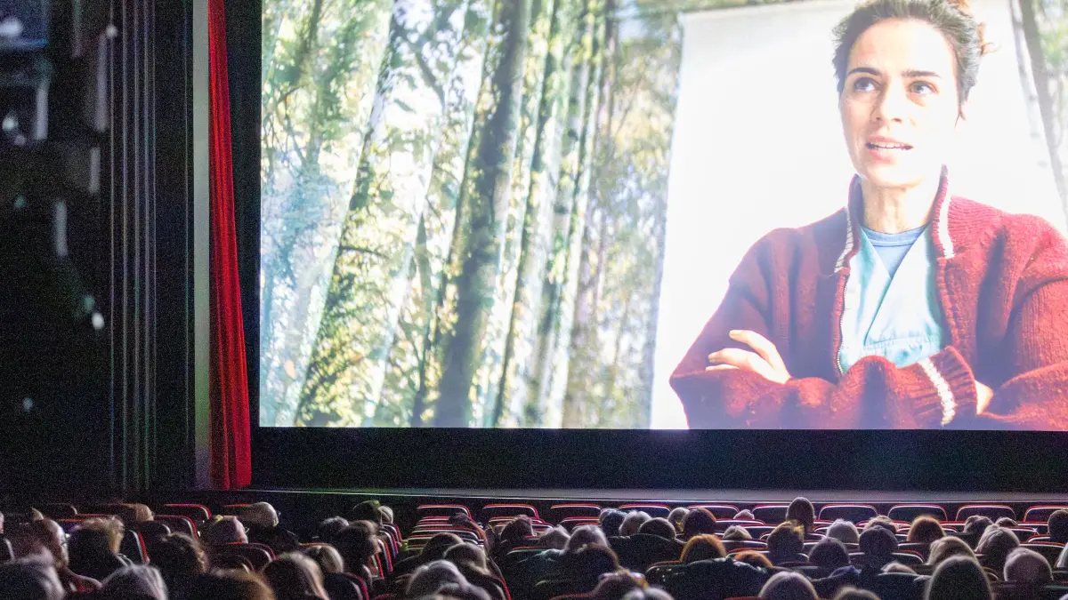 Nora Tschirner in einer Szene der schwarzhumorigen Komödie "No Hit Wonder", die am Donnerstagabend (05.02.2026) zur Eröffnung des 4. Filmklang-Festivals im Göppinger Staufen-Kino lief.