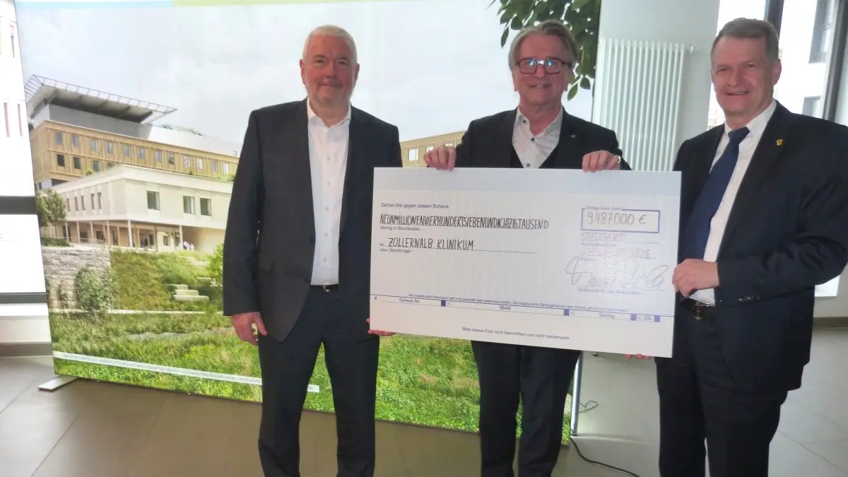 Die Freude bei Klinikdirektor Gerold Hinger (links) und Landrat Günther-Martin Pauli war groß, als sie von Gesundheitsminister Manne Lucha einen Scheck in Höhe von rund 9,5 Millionen Euro entgegen nahmen.