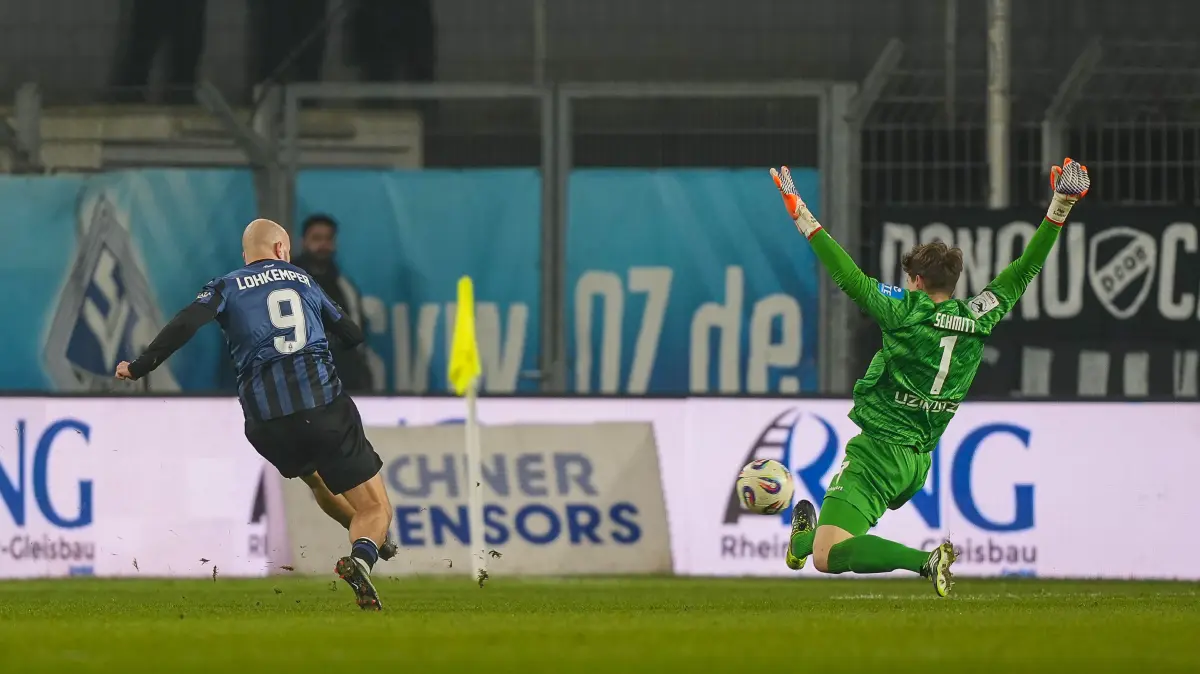 SV Waldhof Mannheim vs. SSV Ulm 1846, Fussball, 3.Liga, 23. Spieltag, Saison 2025/2026, 06.02.2026: Tor zum 1:0 durch Felix Lohkemper (SV Waldhof Mannheim, #09) gegen Max Schmitt (SSV Ulm 1846, #01),
SV Waldhof Mannheim vs. SSV Ulm 1846, Fussball, 3.Liga, 23. Spieltag, Saison 2025/2026, 06.02.2026
Foto: Eibner-Pressefoto/Philip Ziegler